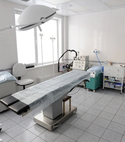 Операционный кабинет для интимной хирургии в медицинском центре Надежда