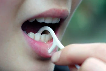 Зубная нить для чистки мест между зубами